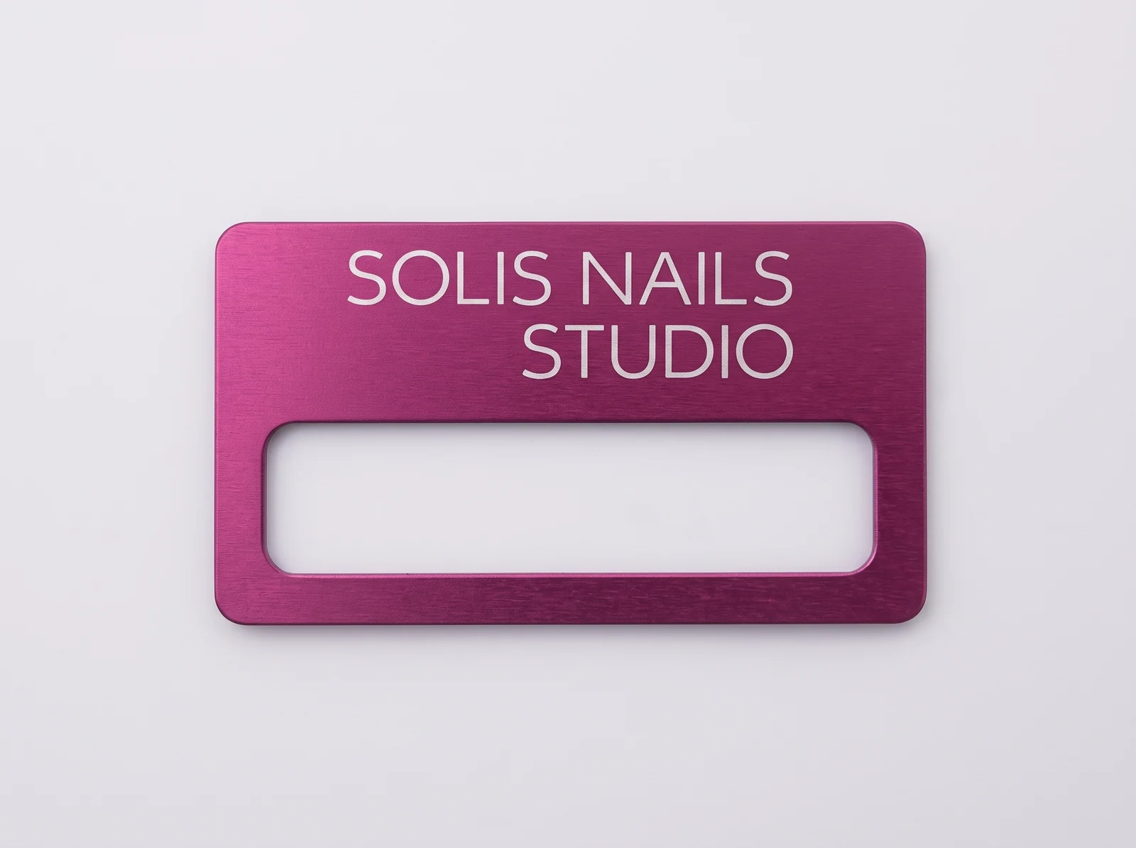 Стильні металеві бейджі для «Solis Nails Studio»